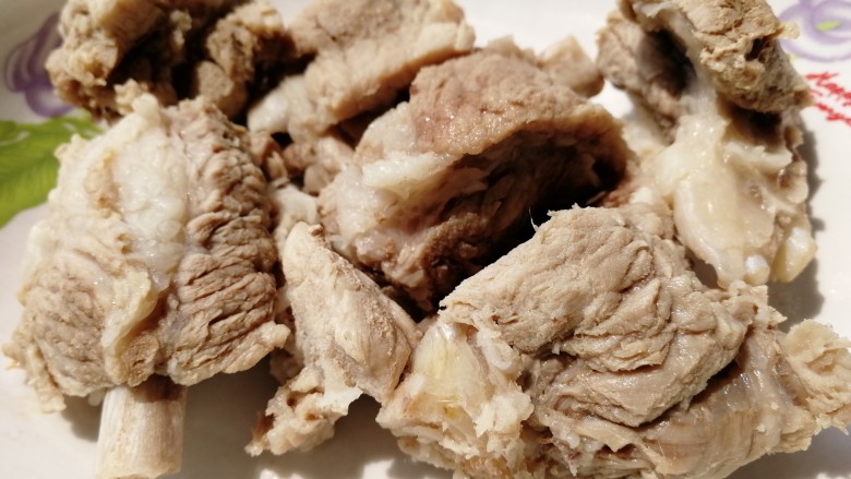 胡萝卜玉米排骨汤,捞出排骨,温水洗干净。