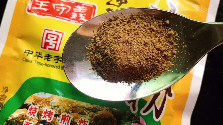 孜然烤土豆(无油版),根据自己口味,准备好适量<a style='color:red;display:inline-block;' href='/shicai/ 146542'>孜然粉</a>