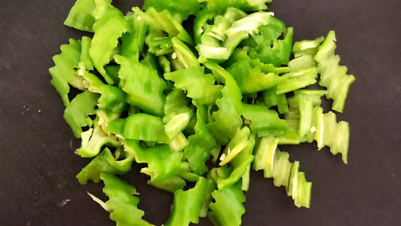 青椒炒素鸡,青椒去蒂去籽,用波浪刀切成小条