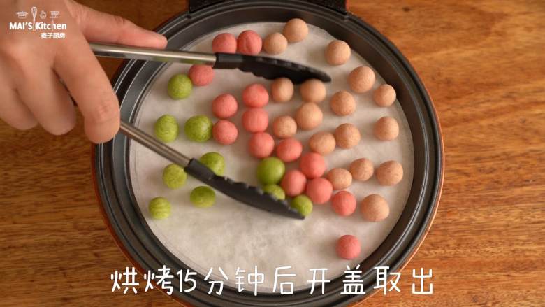 果蔬奶豆小馒头,小红锅中高温(手表两点钟的位置)预热完成后,铺入三张烘焙纸,放入面团,刷少量清水,盖上上盖,中高温(手表两点钟的位置)烘烤10-15分钟。取出置于晾架晾凉。