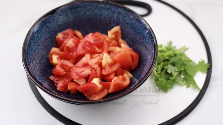 金针菇海兔汤,把番茄用刀切成小块,<a style='color:red;display:inline-block;' href='/shicai/ 131'>香菜</a>切段。