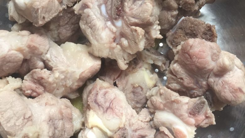 胡萝卜玉米排骨汤,煮到没看见有红色就倒入篮子用冷水冲洗干净备用