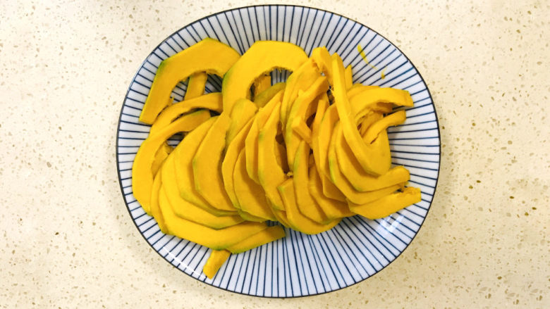 芝士焗南瓜,全部切好移至盘内