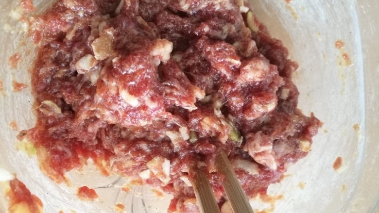 冰花锅贴,肉馅里先加入适量<a style='color:red;display:inline-block;' href='/shicai/ 718'>料酒</a>,十三香调料,酱油,盐,白糖,顺时针方向搅拌均匀