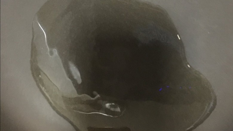 冰花锅贴,起锅烧油,油要加少一点,不然的话就成了炸锅贴了