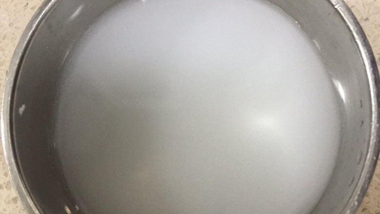 冰花锅贴,取一勺淀粉,用凉水化开