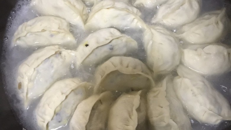 冰花锅贴,锅贴定型后,这时将准备好的淀粉水淋入锅中水,基本覆盖锅贴的1/3,盖上锅盖继续中火煎