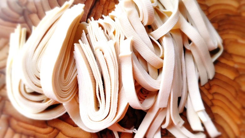 凉拌千张,再切成丝