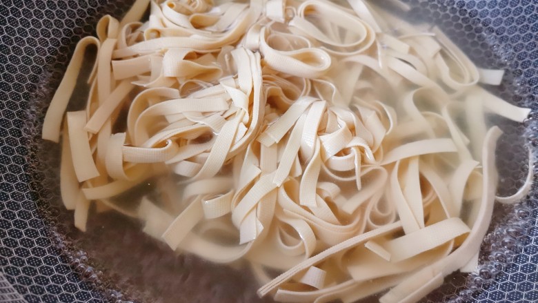 凉拌千张,锅中加水煮开，加适量盐，把千张丝焯水