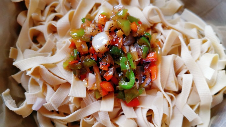 凉拌千张,将调好的料汁倒入千张丝里