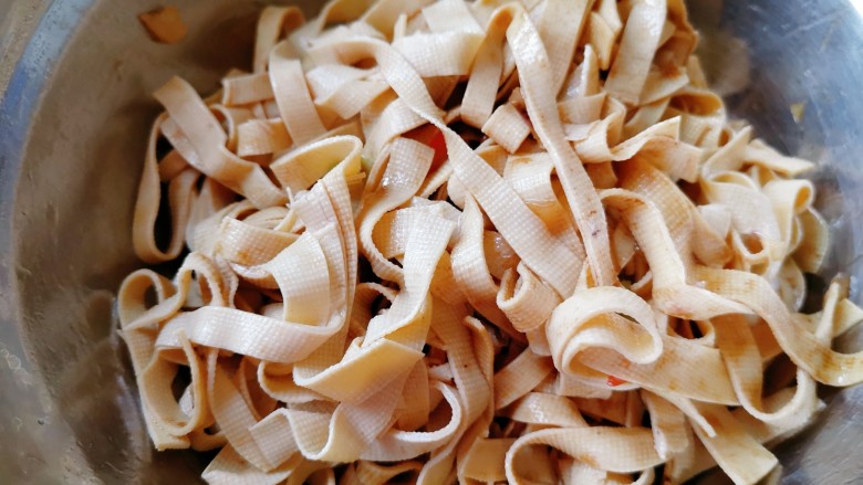 凉拌千张,搅拌均匀，使其入味