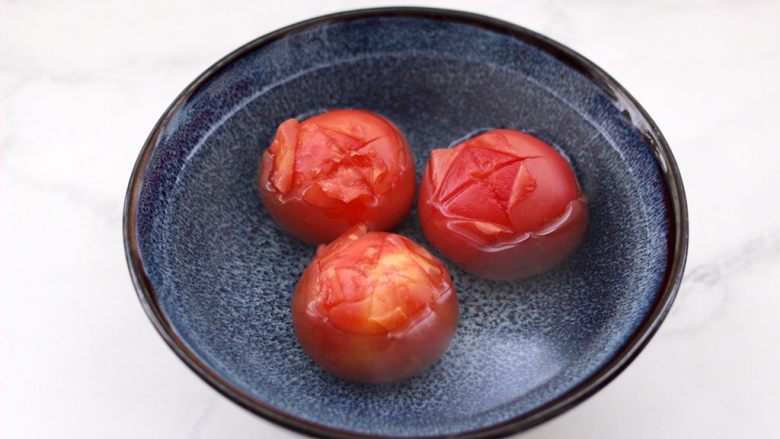 金针菇海兔汤,<a style='color:red;display:inline-block;' href='/shicai/ 59'>番茄</a>用刀划十字刀后,加入开水烫一下去掉外皮。