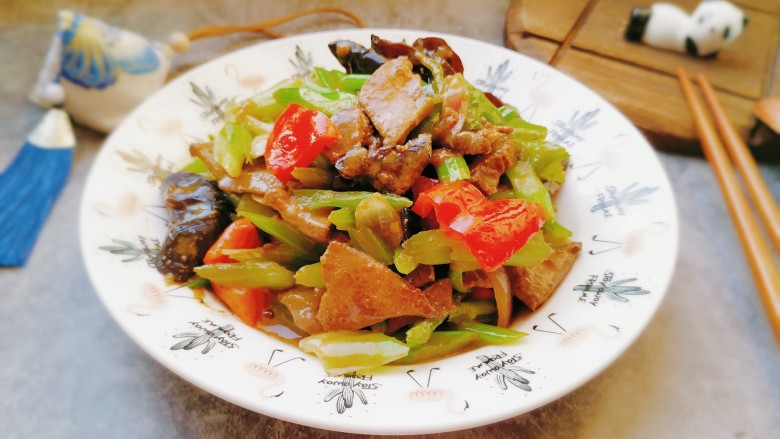 芹菜炒猪肝,一盘鲜嫩爽爽滑,美味诱人的芹菜炒猪肝完成。