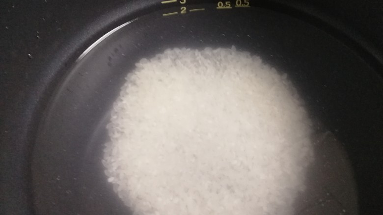 紫薯山药粥,放入电饭煲内胆里,半盒米水加到0.5的位置。