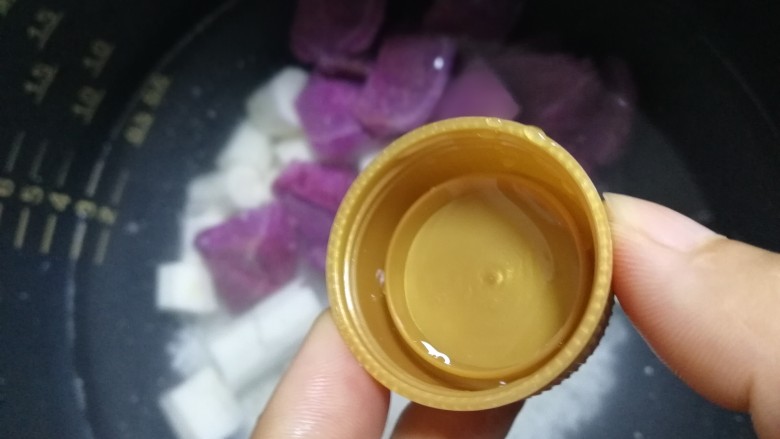 紫薯山药粥,加半瓶盖就可以,紫薯富含花青素,是水溶性天然色素,具有遇酸变红、遇碱变蓝的特性。米粥属于偏碱性的,加紫薯会变蓝色。放几滴<a style='color:red;display:inline-block;' href='/shicai/ 715'>白醋</a>,酸碱中和下紫薯汁又会变回紫色。