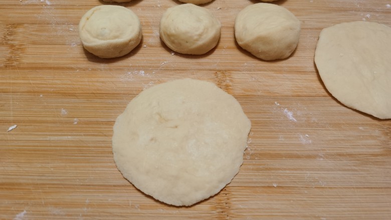 炸油饼,手上抹点油防粘,用手按成圆饼。