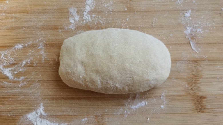 炸油饼,醒发好的面团从盆里拿出来,不用再揉它。