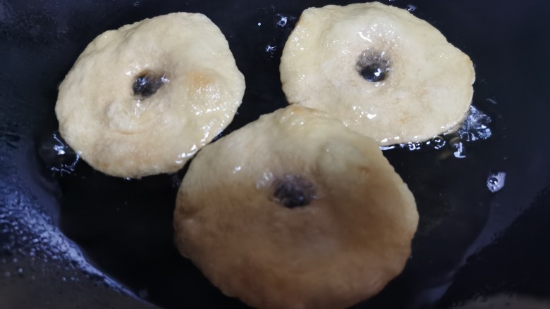 炸油饼,直炸到油饼两面金黄,捞出控油。