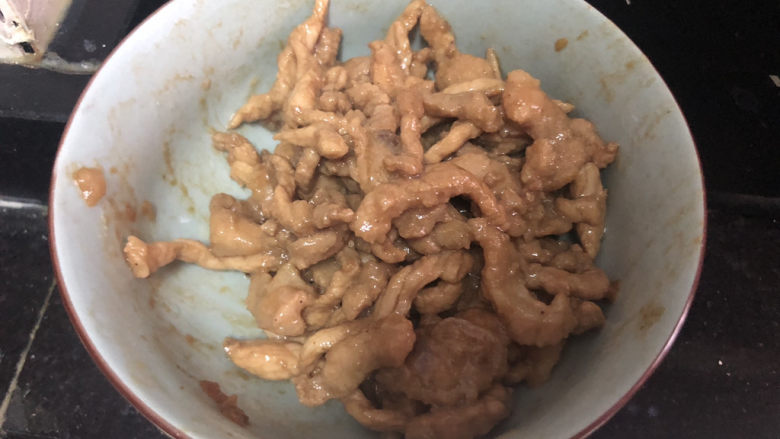 白玉菇炒肉,炒到肉丝表面变色盛出