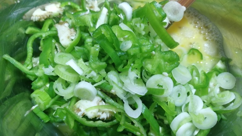 青椒蛋饼,放入青椒,葱花。