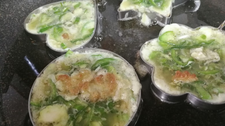 青椒蛋饼,用勺子将蛋液倒入到模具内,八分满即可。