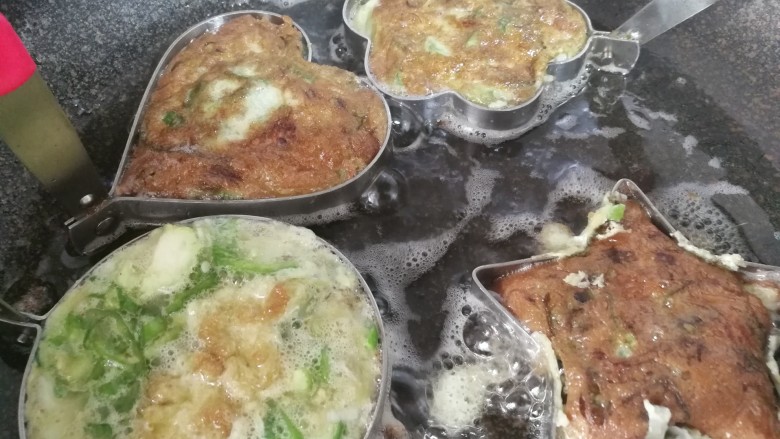 青椒蛋饼,改小火慢慢煎制一面金黄,再翻过来煎另一面。翻面后模具重新套在上面,煎出来的蛋饼形状更完美。
