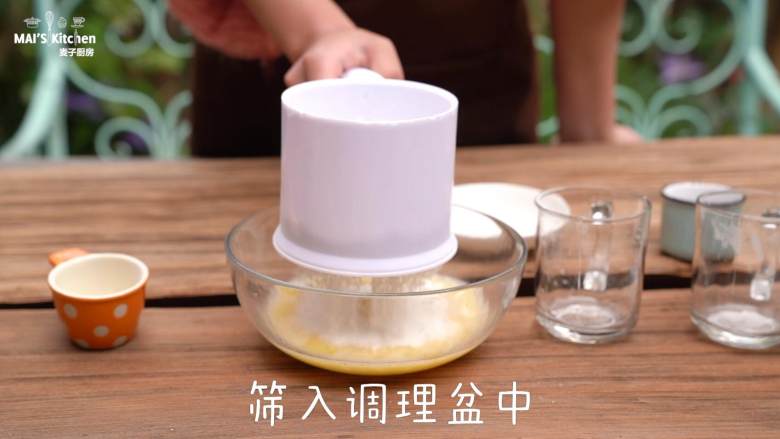奶油香的布鲁塞尔松饼,倒入融化的无盐黄油,搅拌均匀。