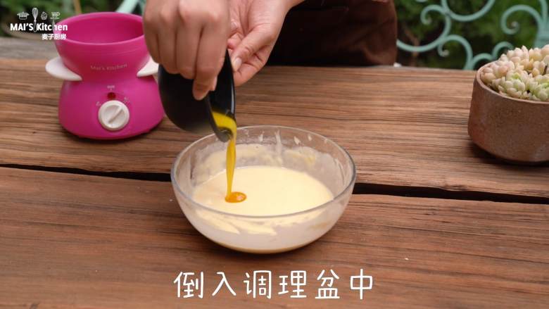 奶油香的布鲁塞尔松饼,倒入融化的无盐黄油,搅拌均匀。