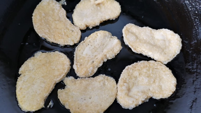 青椒炒素鸡,将素鸡煎成两面金黄,全部煎好后盛出备用
