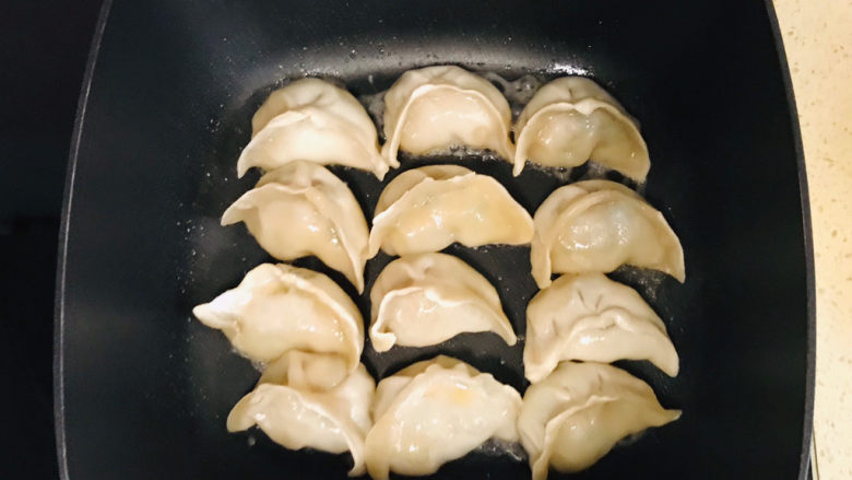 冰花锅贴,转大火,一直烧至水蒸发掉,饺子基本就熟透了