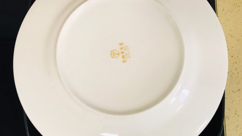 冰花锅贴,取一个大盘子,扣在锅上面