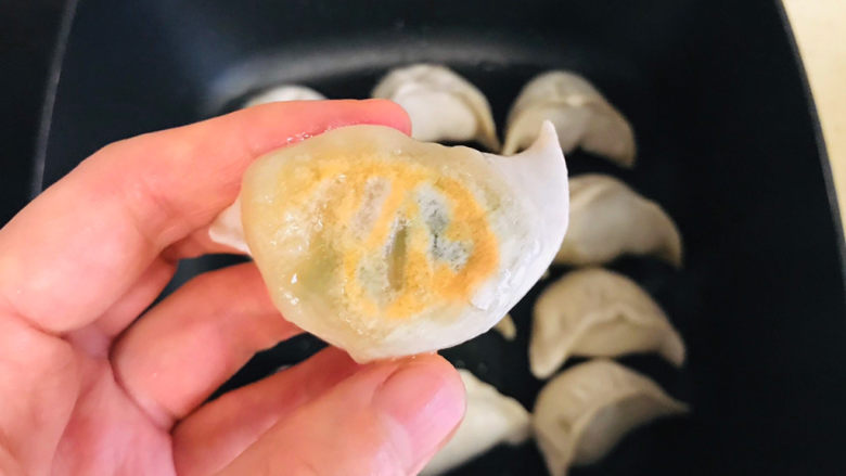 冰花锅贴,转慢火,煎至金黄色