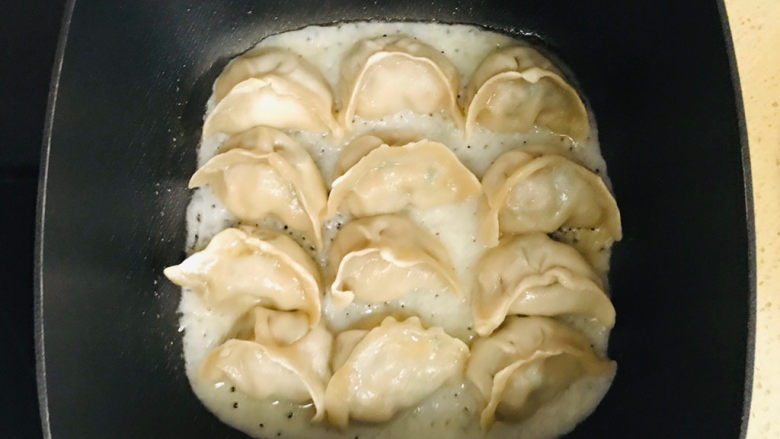 冰花锅贴,倒入面粉水,继续烧开