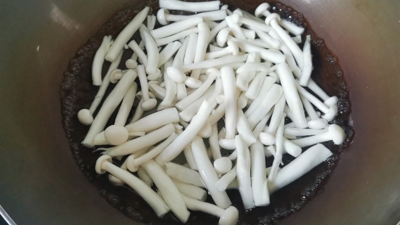 白玉菇炒肉,锅里水烧开加入少许盐,放入焯烫一下马上捞出