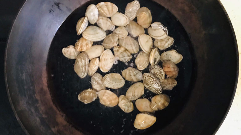 丝瓜花蛤汤,锅里加冷水,倒入清洗干净的花蛤