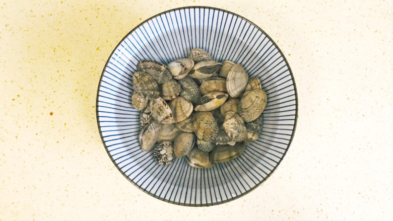 丝瓜花蛤汤,<a style='color:red;display:inline-block;' href='/shicai/ 1816'>花蛤</a>买回来,要泡上一碗水