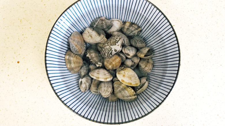 丝瓜花蛤汤,搅拌均匀,这样花蛤可以将沙吐出来