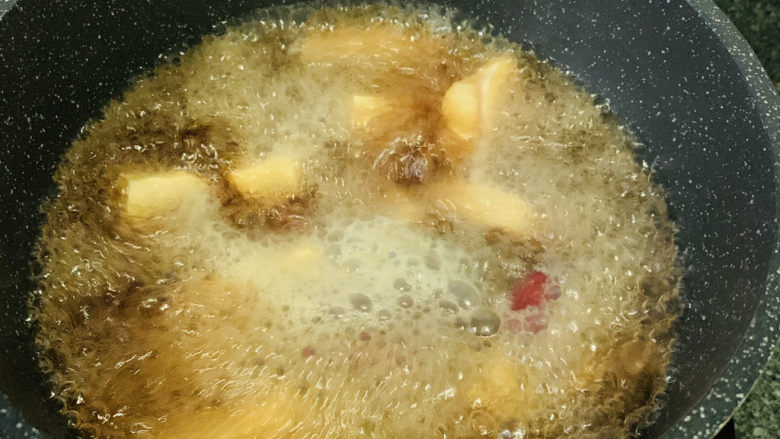卤素鸡,搅拌均匀,转中火