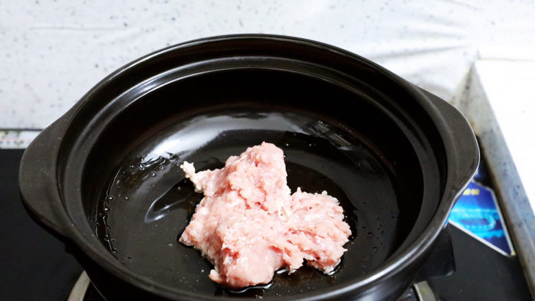 肉末粉丝煲,砂锅放入适量的食用油烧热,放入肉末