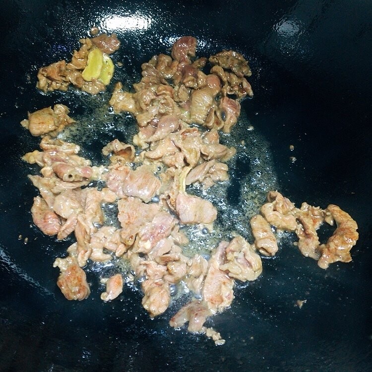 白玉菇炒肉,把猪瘦肉先放入锅中翻炒,加入适量料酒和<a style='color:red;display:inline-block;' href='/shicai/ 829'>十三香</a>调料,炒至八成熟,盛出备用