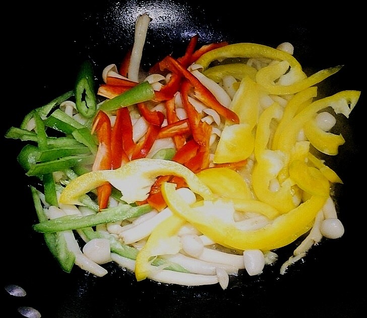 白玉菇炒肉,把青红椒放入锅中,中火翻炒