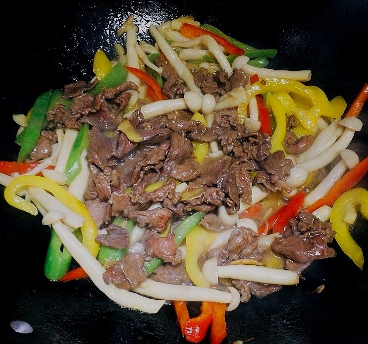 白玉菇炒肉,再把炒熟的肉放入锅中,大火翻炒5分钟,最后加入适量蚝油