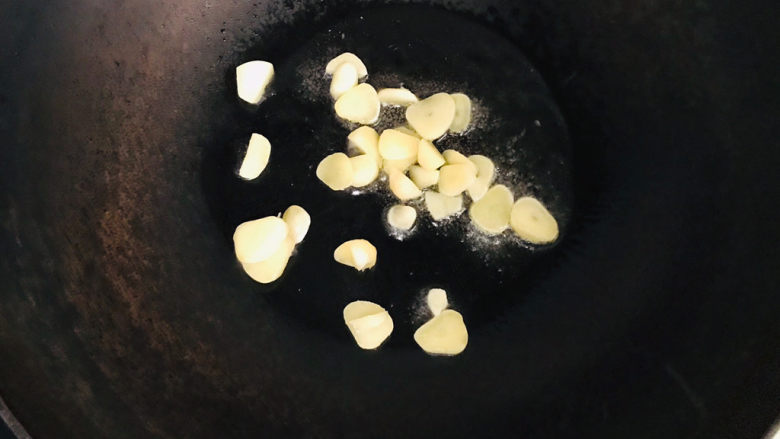 腐乳空心菜,冷锅热油,油烧热后,加入大蒜末煸炒出蒜香