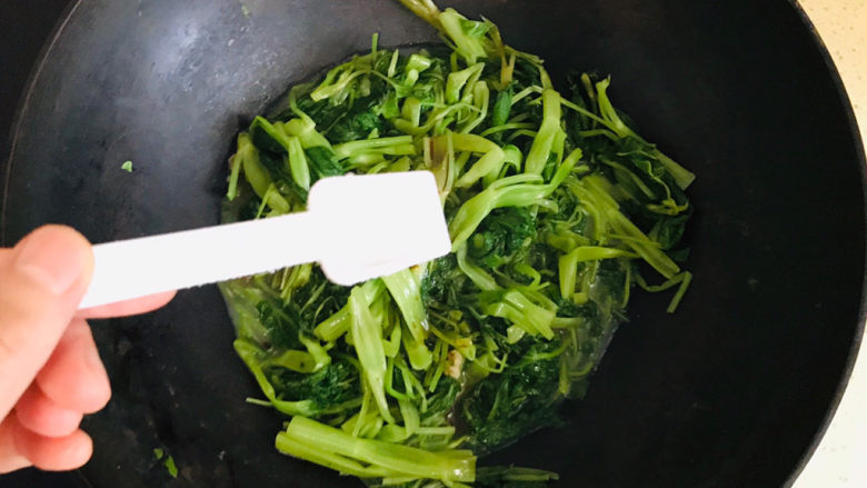 腐乳空心菜,尝一下咸淡,撒上盐调味