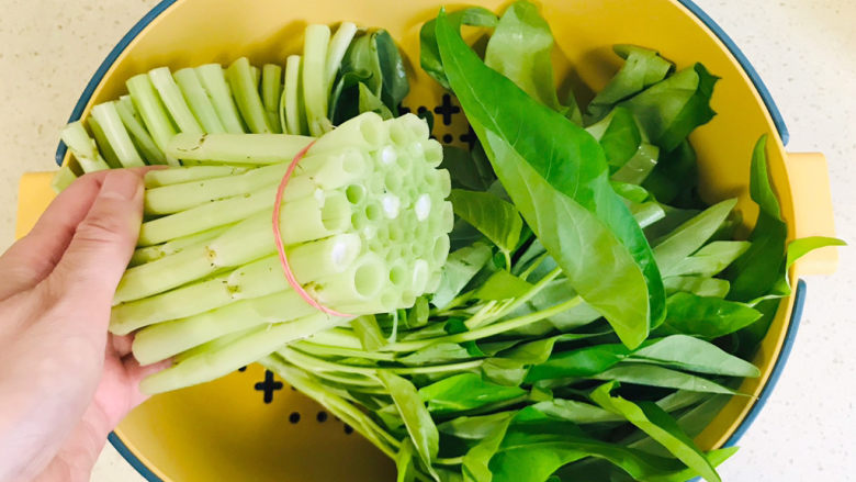 腐乳空心菜,用刀直接将后面的老根切掉,方便吧