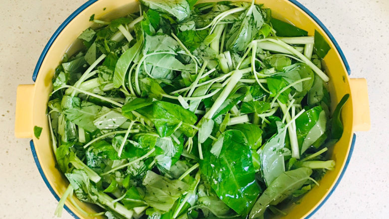 腐乳空心菜,用清水冲洗干净,再倒入清水浸泡一会儿,去去农药残留