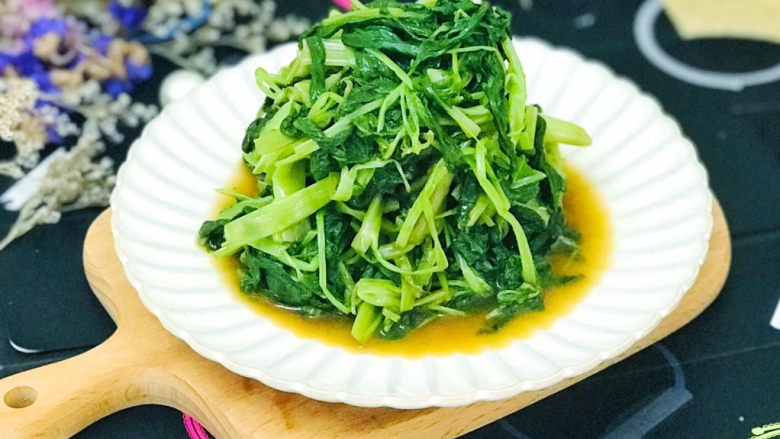 腐乳空心菜,一道非常下饭的腐乳空心菜就做好了,上米饭吧