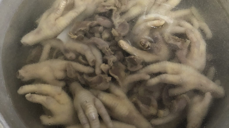 酸辣无骨鸡爪,捞出凉水冲洗,放凉。也可以放入冰水,水越凉越容易脱骨