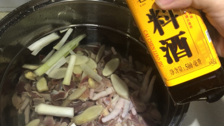 酸辣无骨鸡爪,家里有鸡胗我就一起做了,可按照自己口味加别的肉。<a style='color:red;display:inline-block;' href='/shicai/ 89'>鸡爪</a>冷水下锅,葱姜料酒,煮15分钟,中间撇血沫。