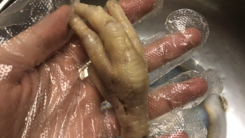 酸辣无骨鸡爪,开始脱骨,鸡爪用小刀开口